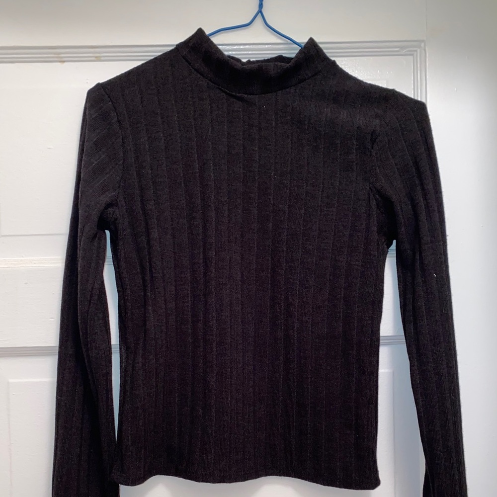 Black crop long sleeve shirt